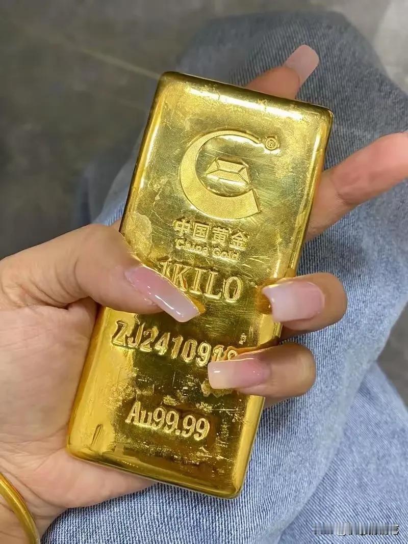 明天黄金还会不在涨今天1046
​黄金价破千后买黄金的是不是应该考虑考虑，​我都