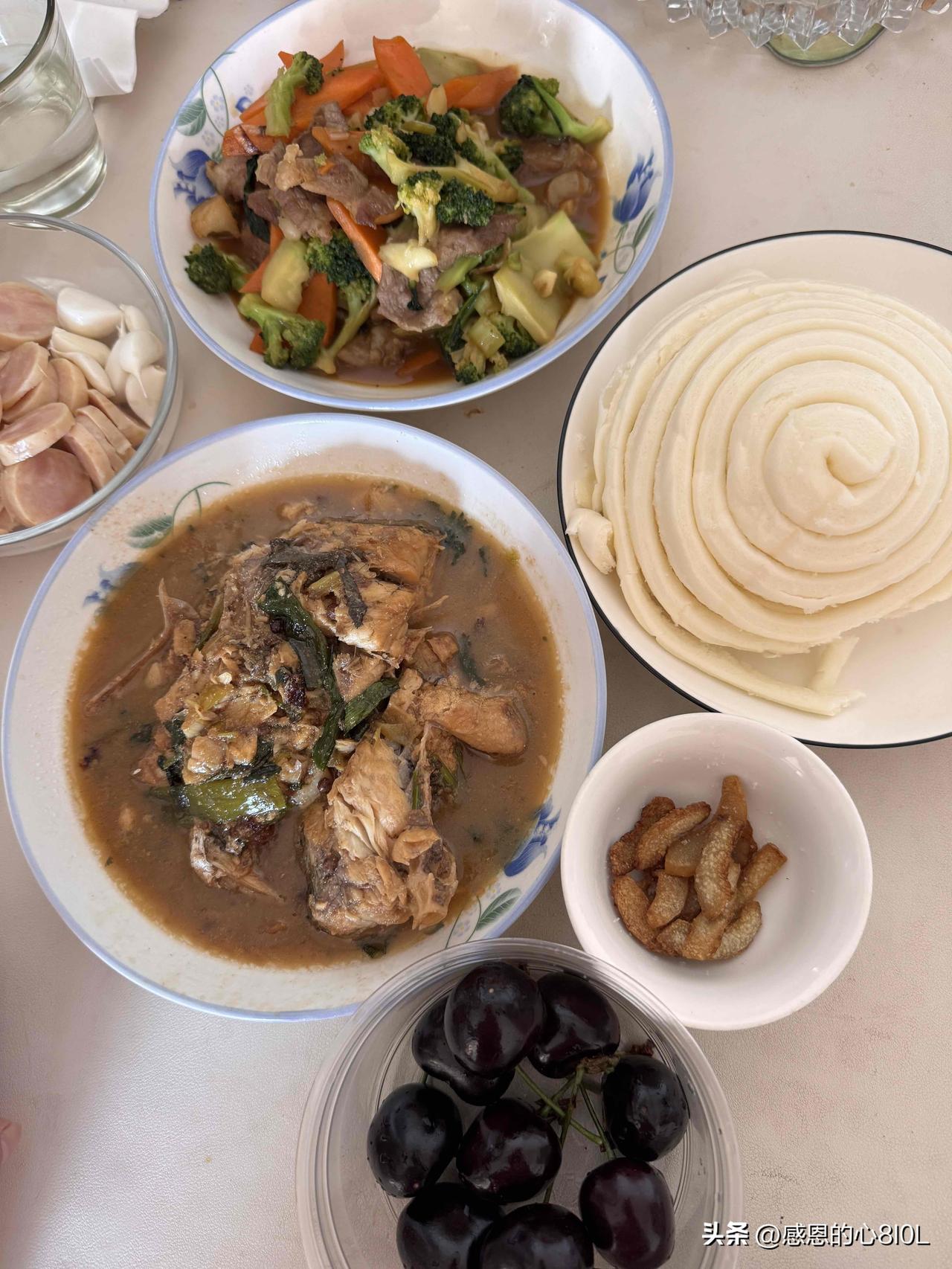 清晨的烟火气，从一顿简单早餐开始。

主食：牛奶盘丝大花卷
菜：西兰花炒肉，鱼是