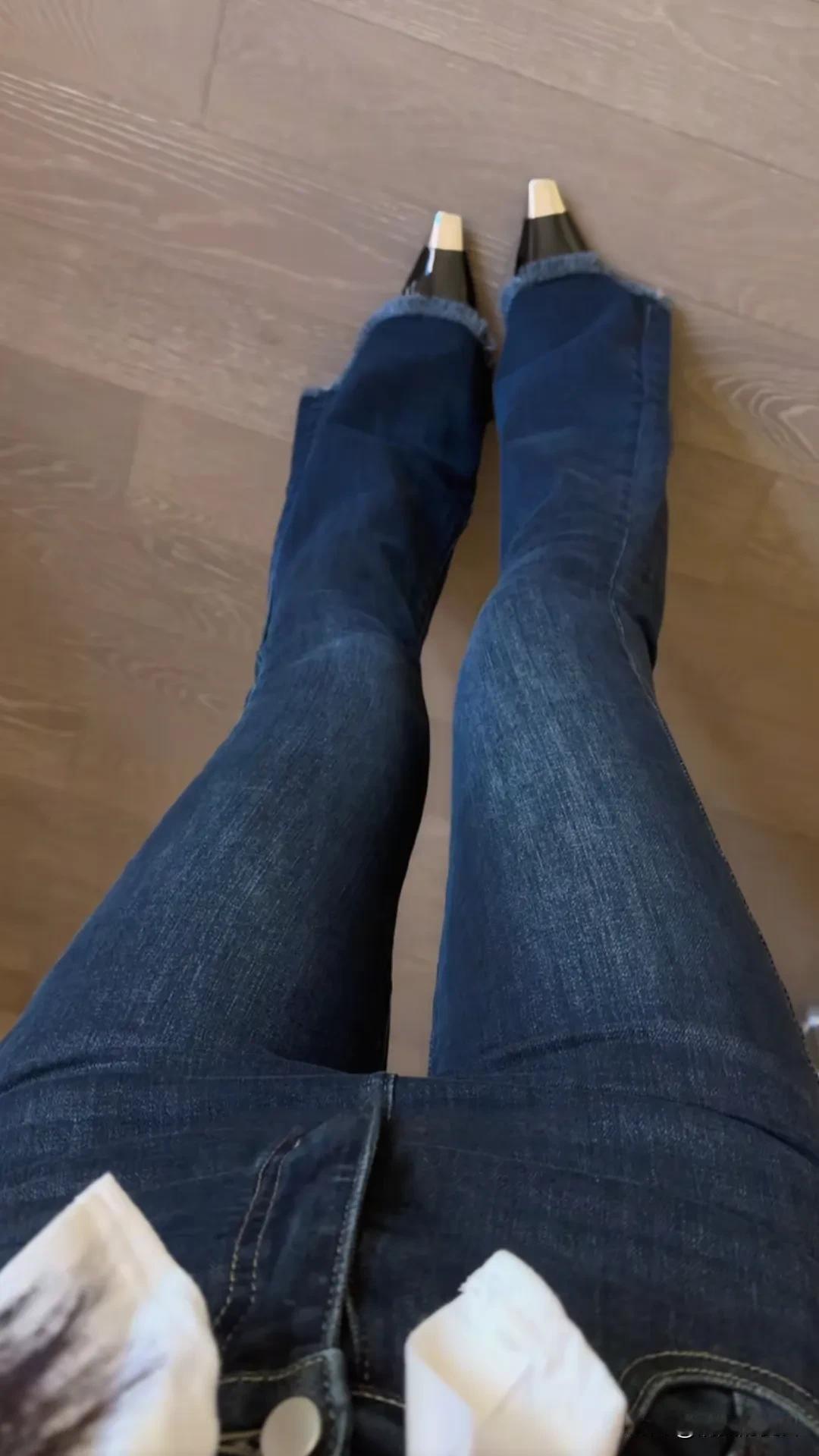 我要上班了，
今天的鞋子似乎不配。