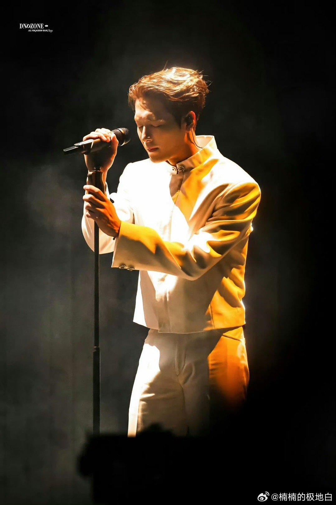 王嘉尔出国白月光杀回来了 谁懂啊？王嘉尔的舞台就是艺术！高空坠落、击碎玻璃再落水