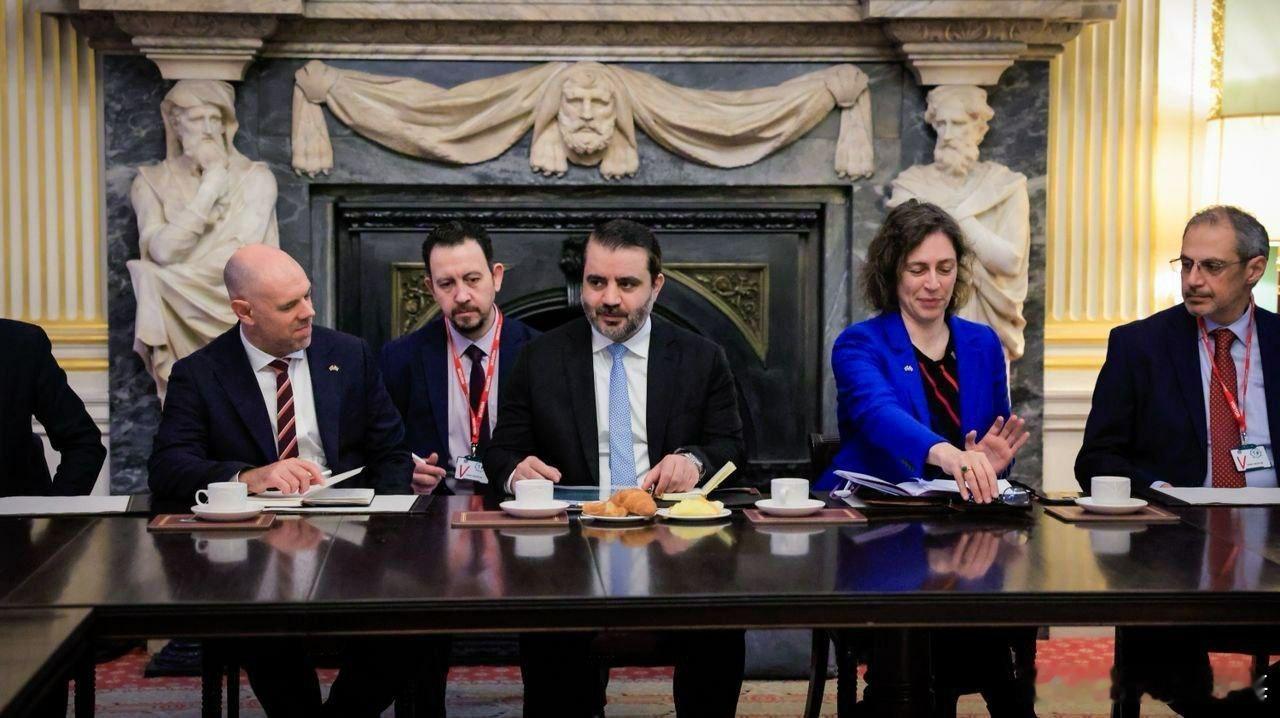 叙利亚外交部长阿萨德·沙伊巴尼在伦敦会见了英国商界领袖，讨论扩大经济和投资合作，