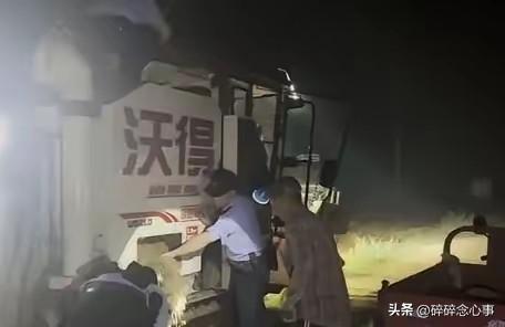 这事儿估计要火到人民日报了！半夜一点，所长带头跳进谷仓，用手扒了1000多斤小麦