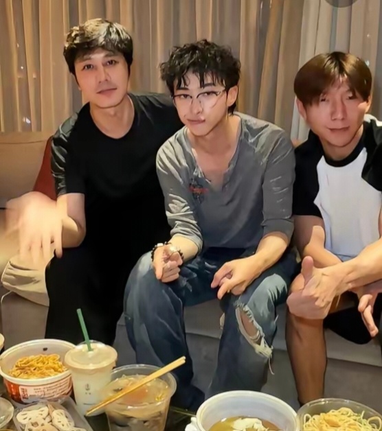 恩利竟然带着彭冠英和阿如那开吃播了，彭冠英想起那次桃花坞分房后他吃了六顿饭的记录