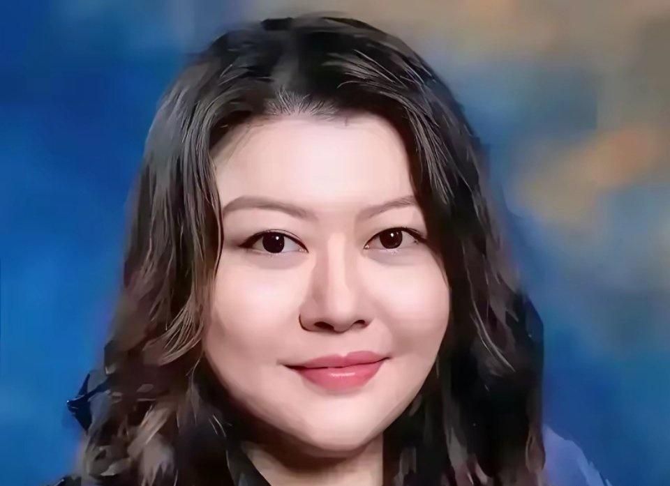 这是向华强大女儿，很小父母就离婚了，向华强娶了陈岚，陈岚嫁过来的时候大女儿才三岁