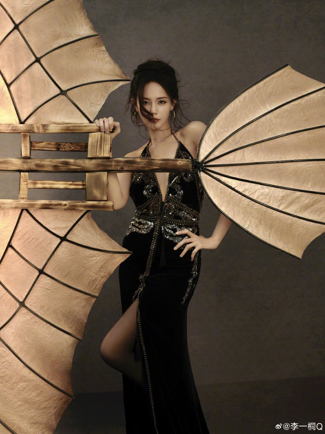 嘉人女性影响力之夜  出发图林允 李一桐 卢昱晓 这仨都是黑色系林允和李一桐造型