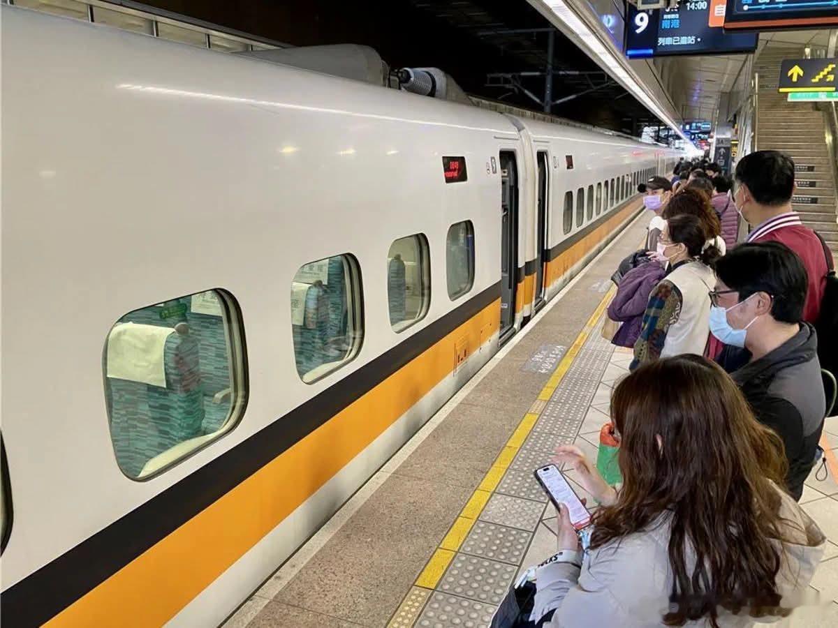 中国台湾省 中秋節之亂！台高鐵商務艙乘客怒嗆自由座「滾出我們車廂」揭票價差距 今