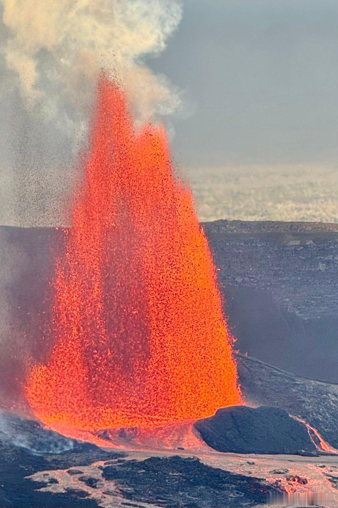 世界遗产夏威夷火山国家公园。第二十六次喷发，清晨和白昼的景象。谢田的环球足迹 ​