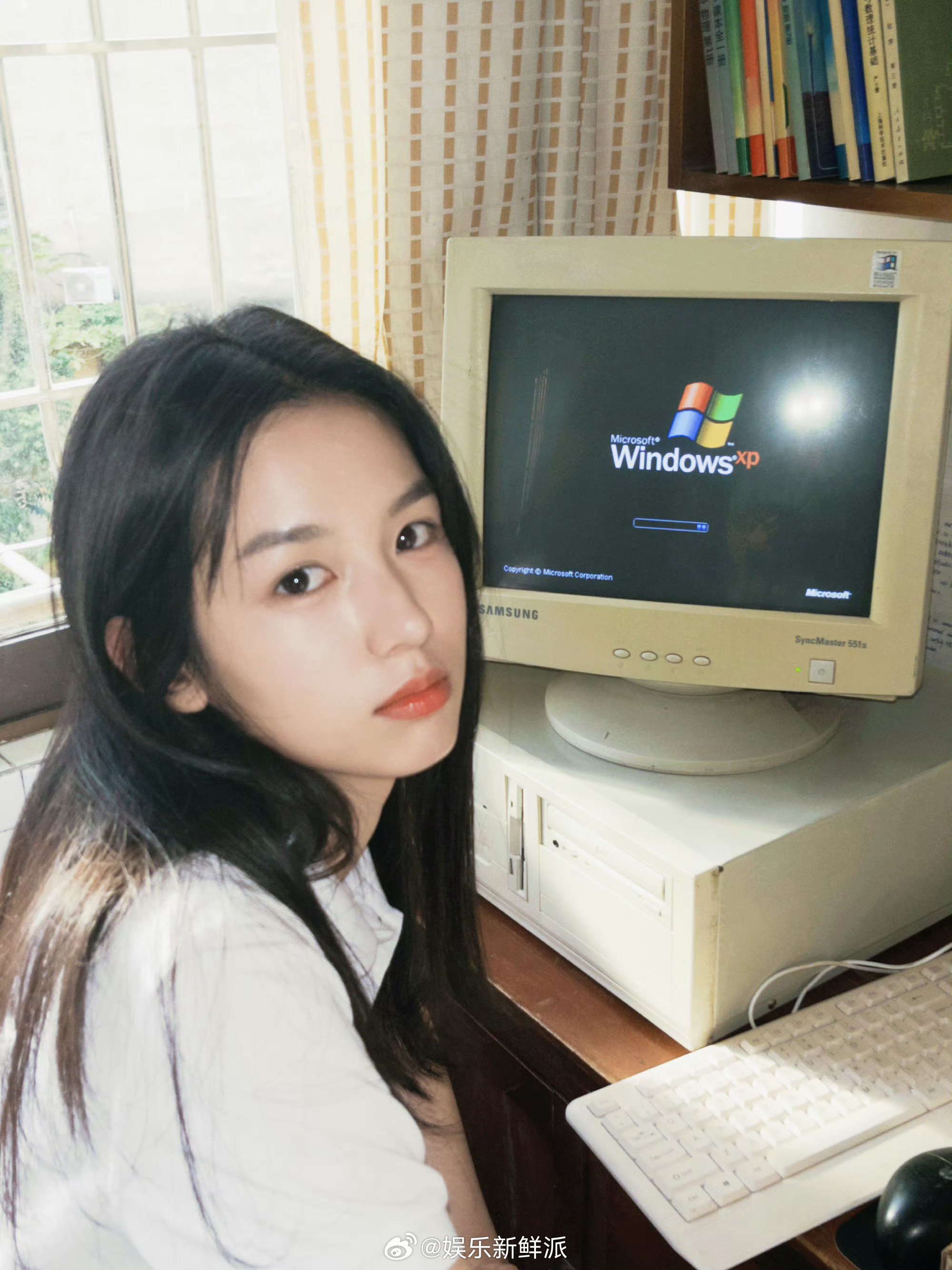 派酱安利 周也氛围感女头白衬衫+老电脑，自带千禧年复古滤镜，干净、清冷、又带着淡