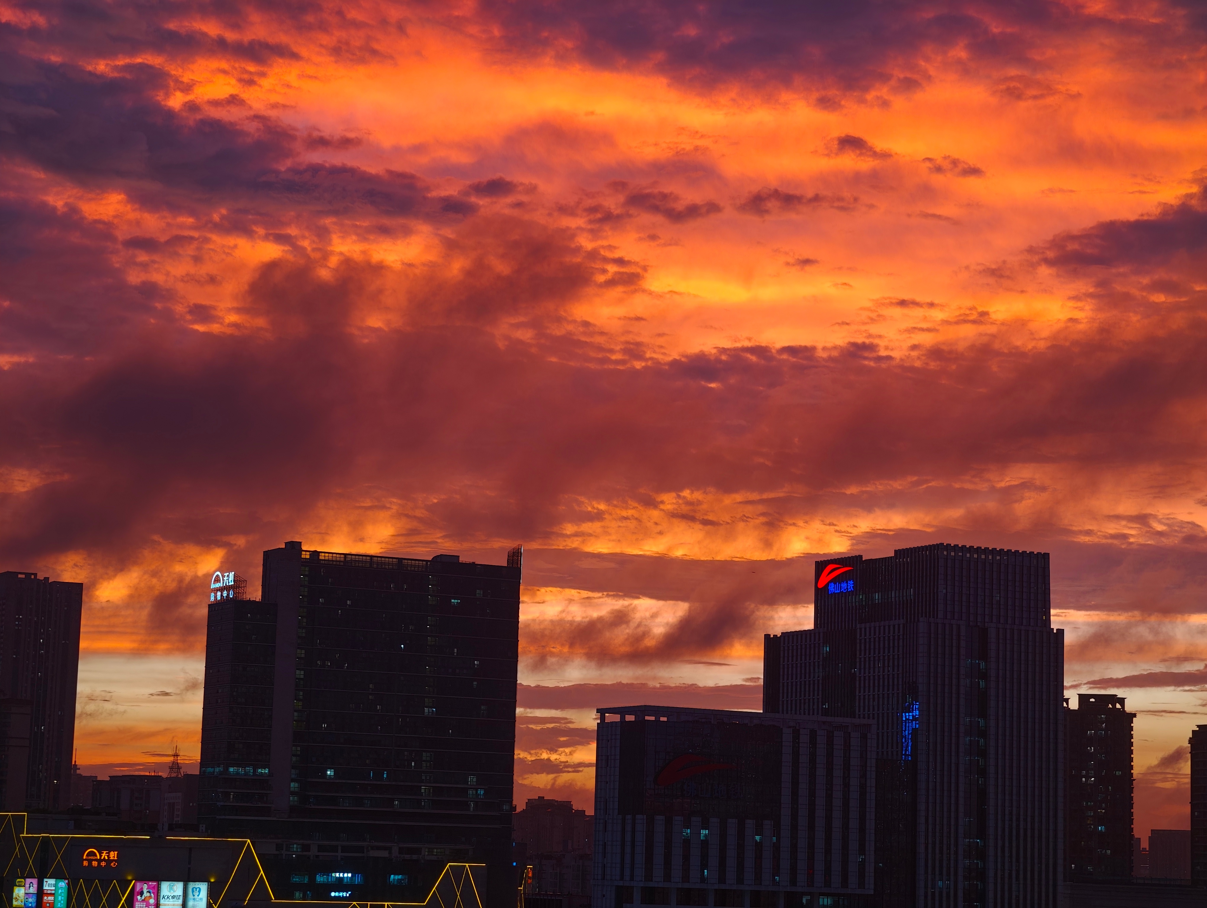 暴雨后的绚烂景象🌆 