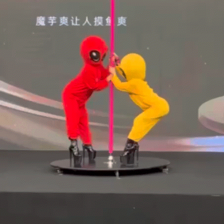 #现在扮公仔要求这么高吗# 现在的红毯都这么秀了吗，不止要扮公仔走红毯，还要会钢