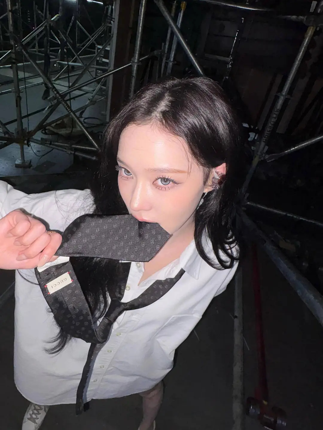 金玟庭 ins晒咬Gucci领带照 这是眼馋宁艺卓即将拿下 CUCCI 代言想插