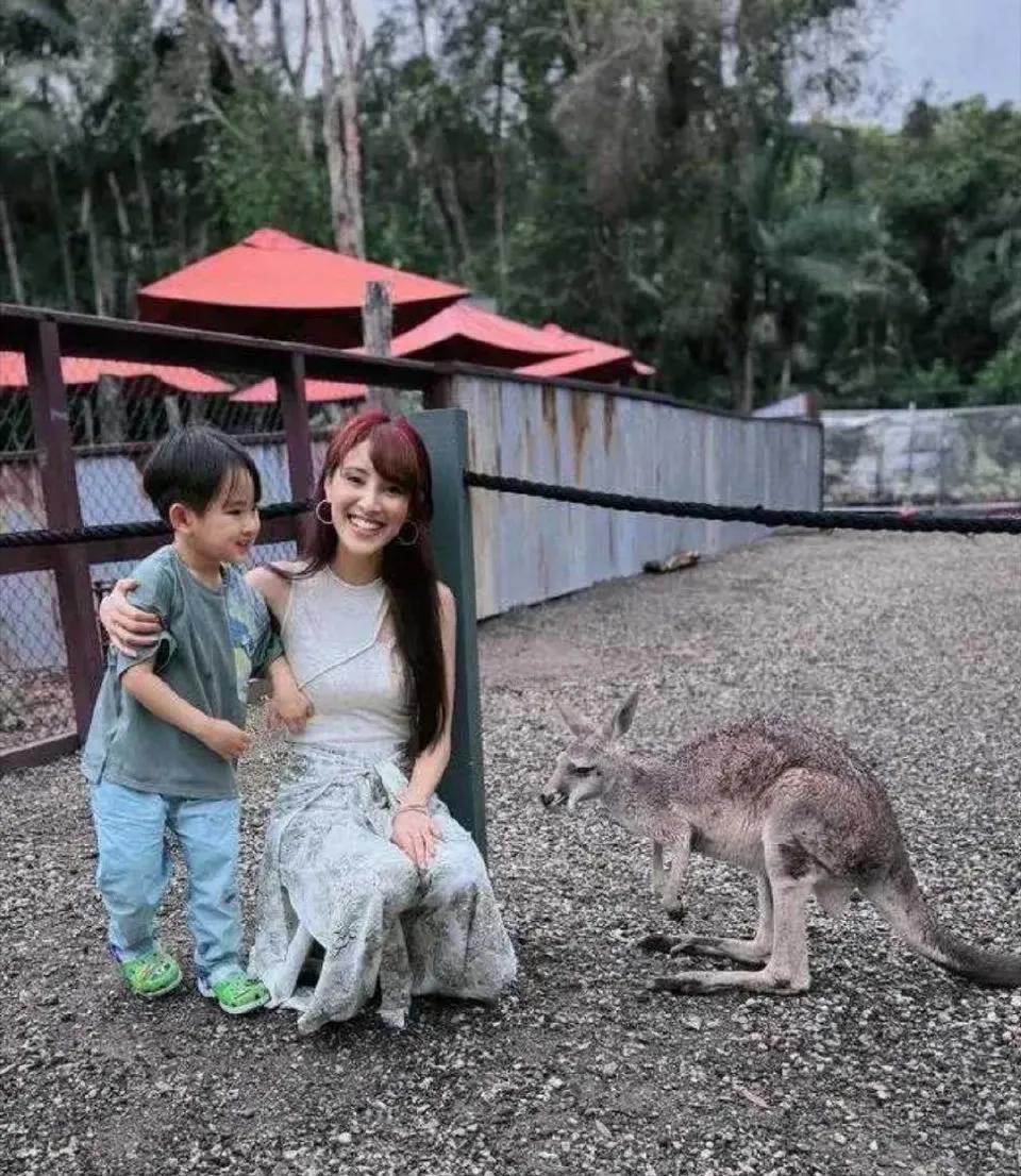 郑嘉颖陈凯琳一家四口去澳洲旅行，很幸福！