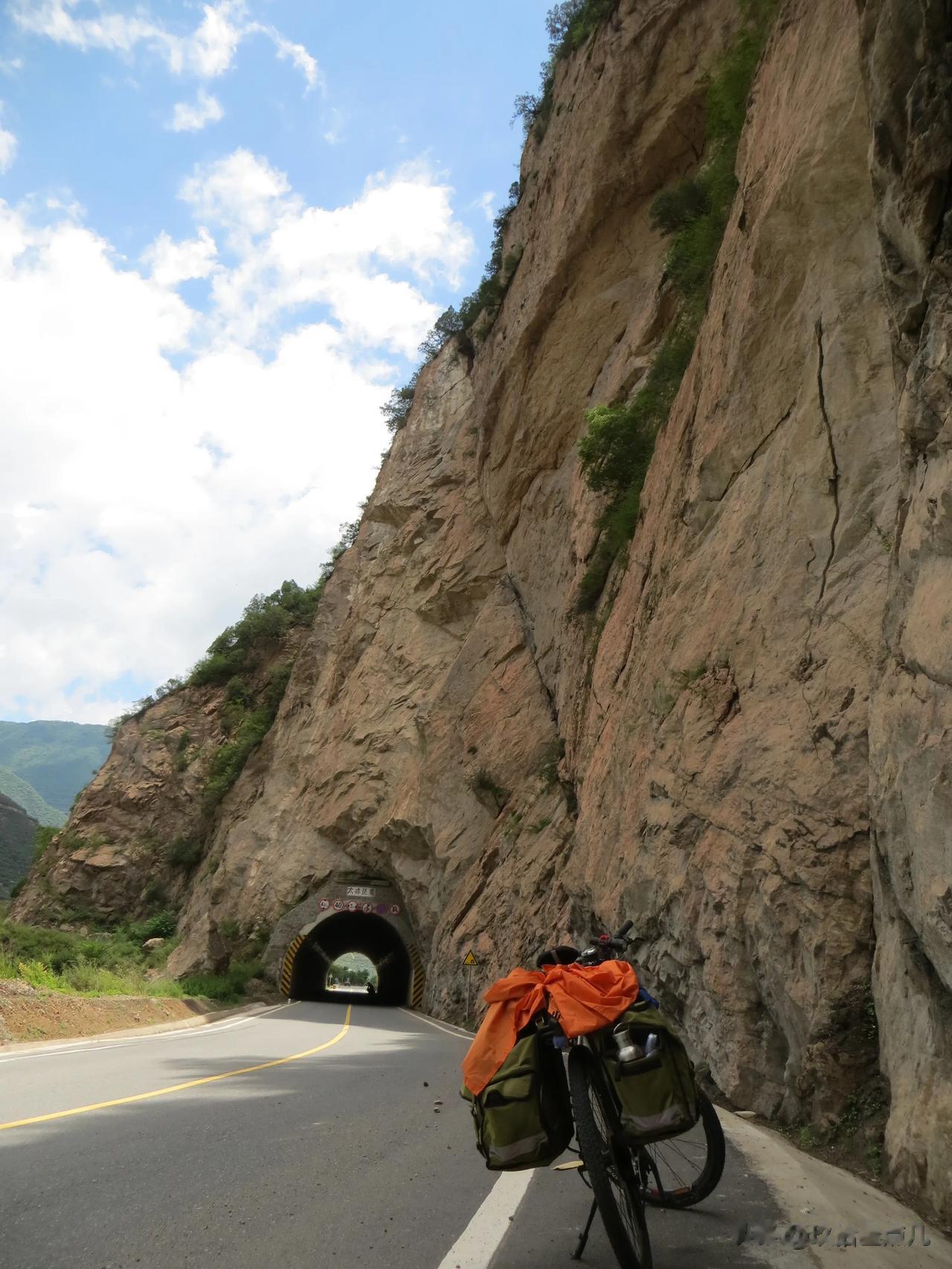 资本用它所拥有的一切手段——行政的、强制的、文化的、意识形态的手段维护教育、网络
