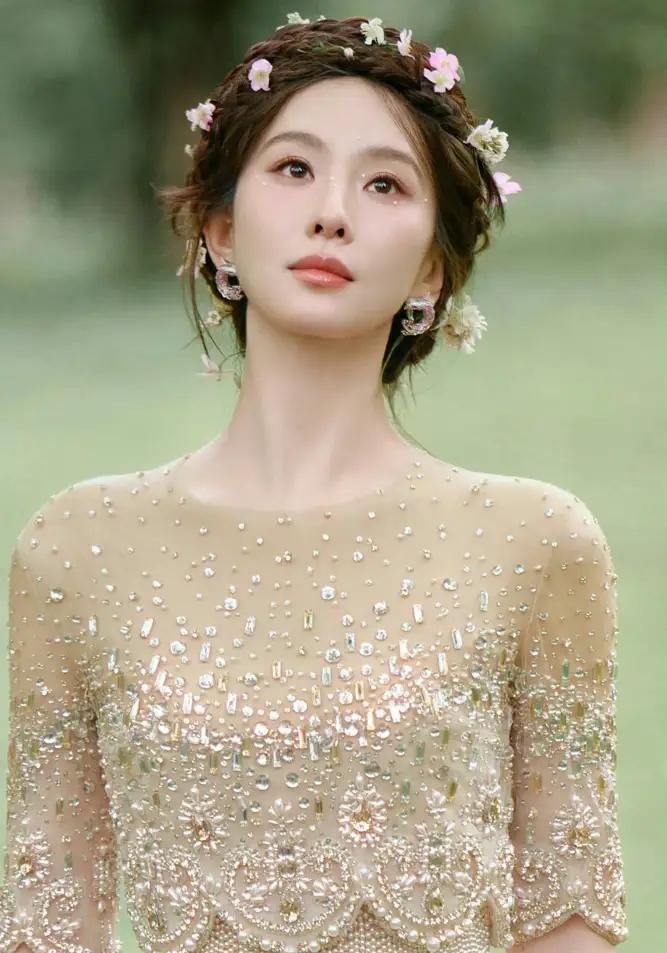 昨天，刘诗诗VOGUE九寨沟山谷假日活动造型美呆了！

 
刘诗诗身着Georg