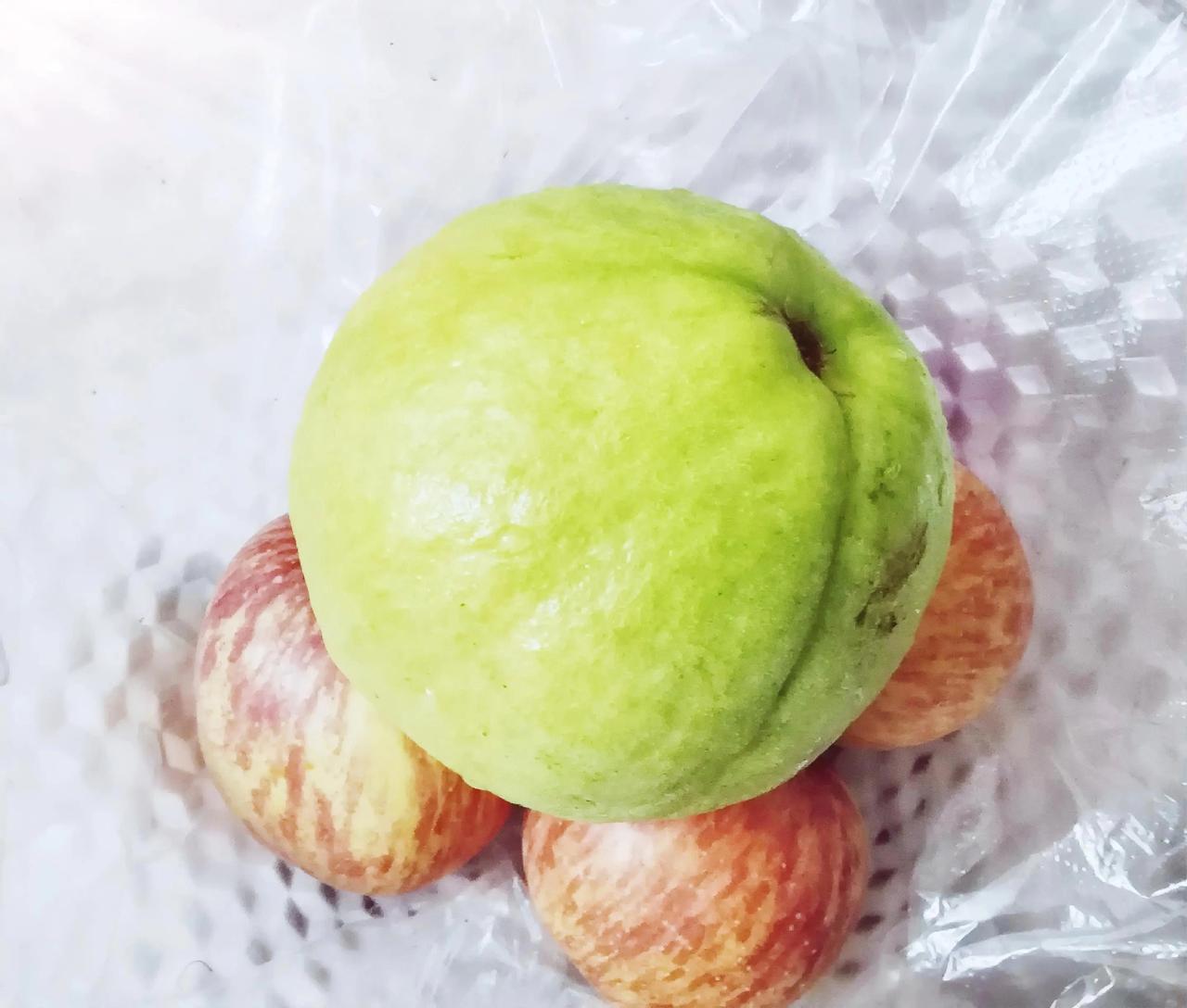 晚餐一个小时后，是我们一家三口吃水果的时间，今晚一起分一个番石榴吃，排排坐吃果果