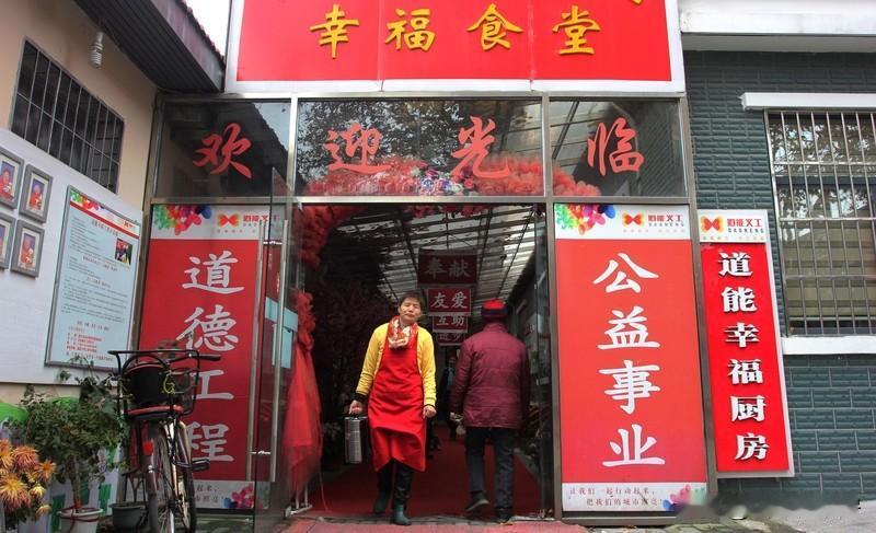 幸福就是在平凡日子里，有热气腾腾的三餐可与爱人共食，有一盏灯为晚归的自己而亮；疲