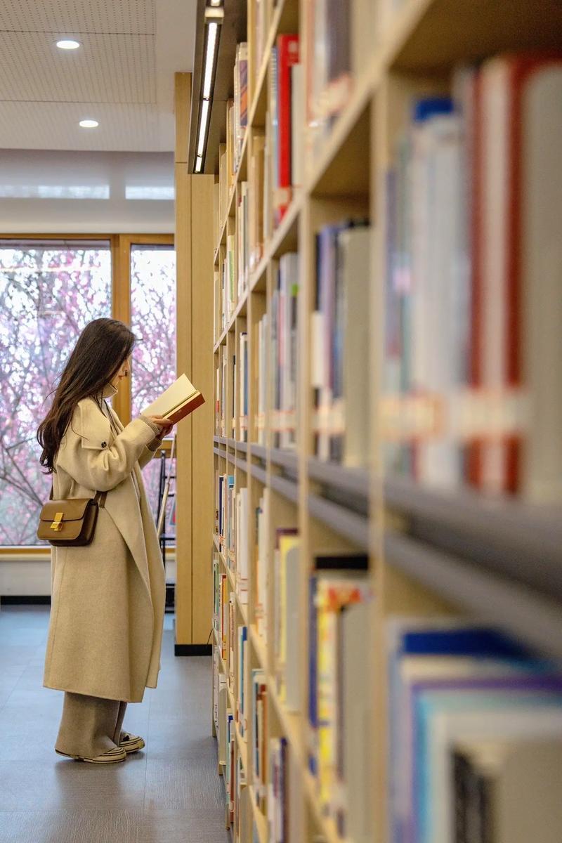 现在教育的问题有三:1.不教书的人在编教材，教材很难与教学实际相吻合；2.有些不