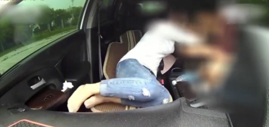 江苏淮安胡某在长达一年多的时间里，用违禁药水控制上百名陌生女性，在私家商务车内实