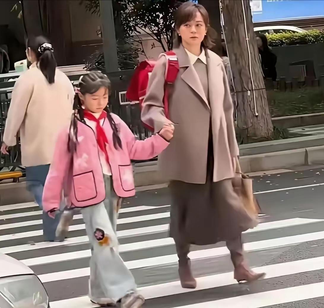 在拍戏偶遇一位美女明星
她牵着她戏里的女儿，走在路上多么慈祥，多么温馨
你们认识