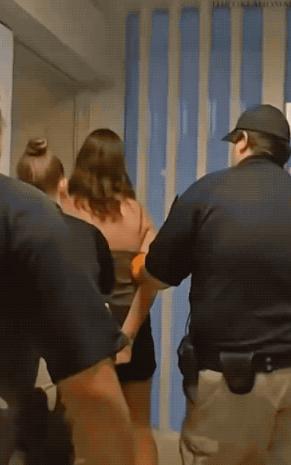 4年前美国漂亮女大学生被警察按住剥光了检查：现在终于获得250万美元赔偿！
四年