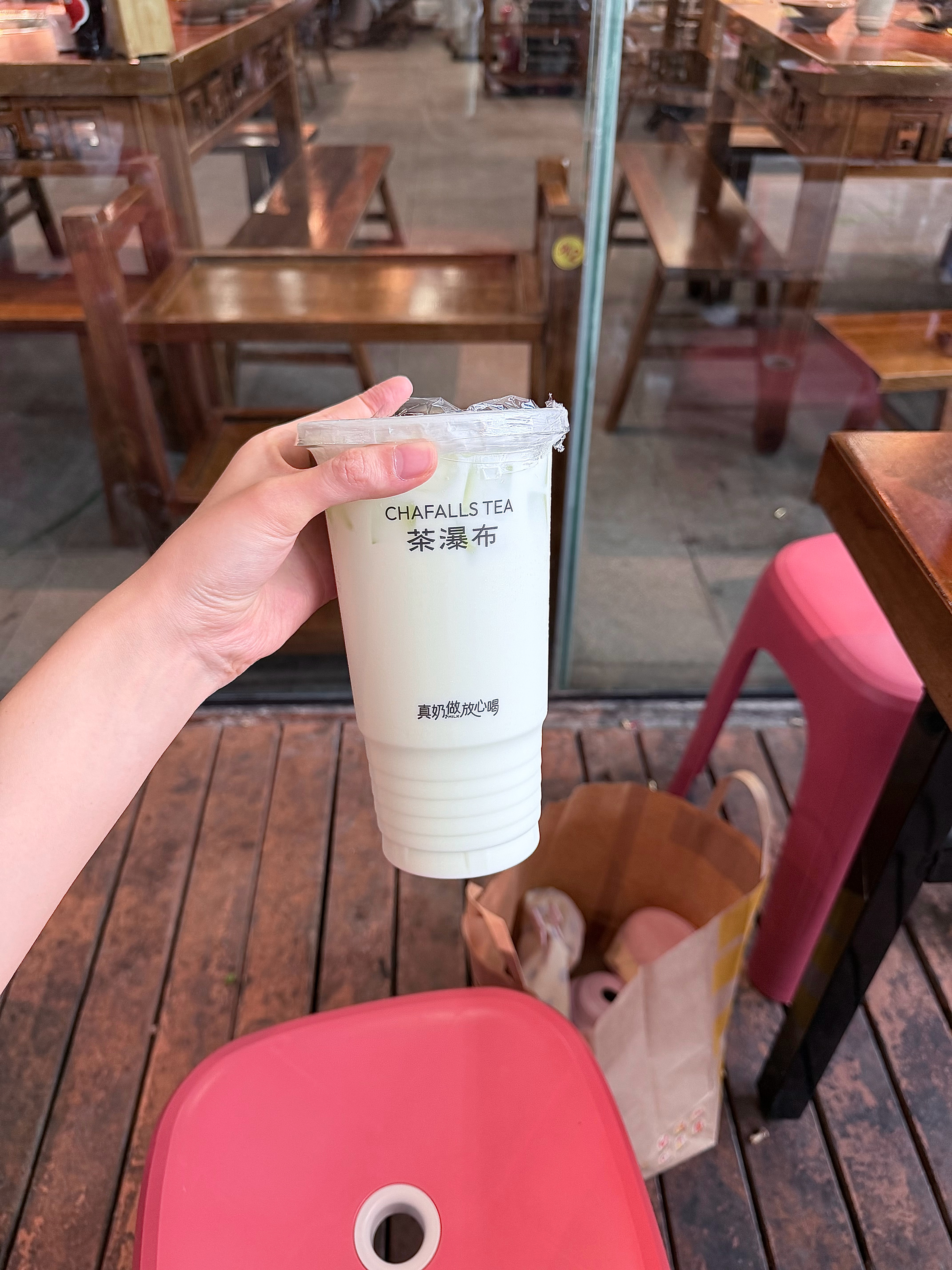 昨天吃火锅喝了青提冰奶好喝！！！ 