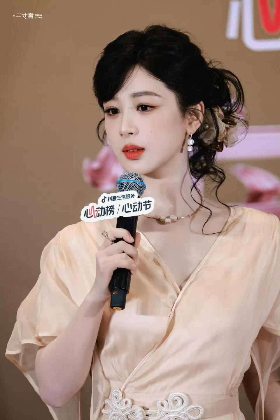 你确实是很多平凡女孩的榜样，可是你并不平凡吖～ 