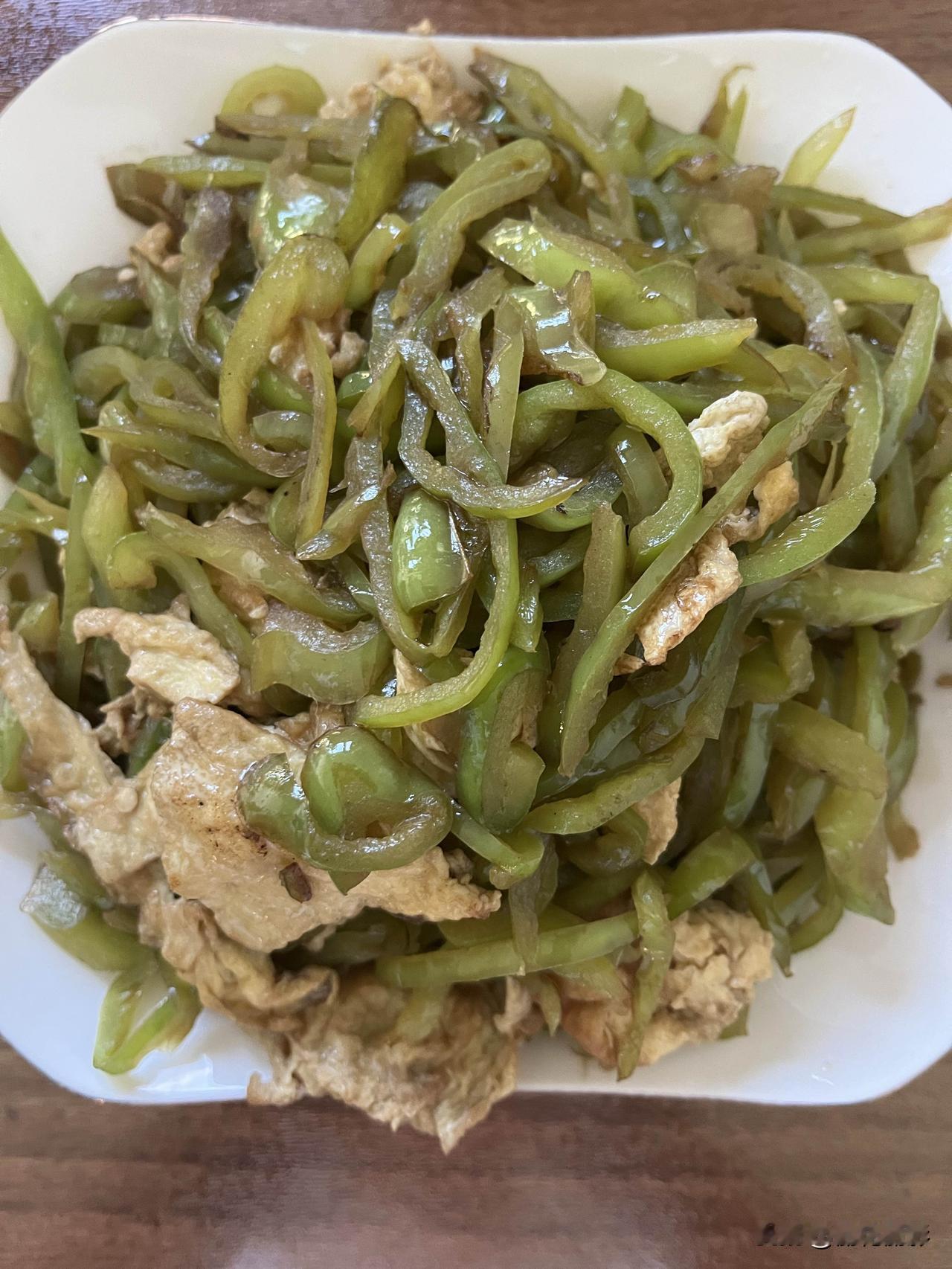 好友们晚上好！周二快乐，晚餐香香！今天的晚餐：
辣椒炒鸡蛋
德州扒鸡
红薯玉米
