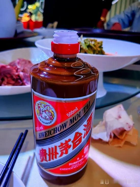 几千到一万的茅台酒主要由商务宴请人群、收藏爱好者、高端消费者以及部分送礼需求者消