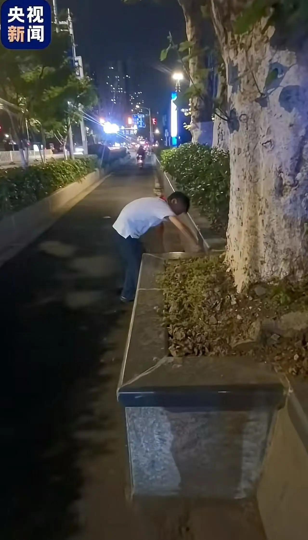 一个孩子让多少成年人汗颜？南京小学生暖心举动刷屏全网，格局瞬间拉开
 
一个孩子