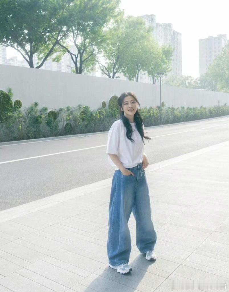 50岁的梅婷穿搭依旧很有品味，简约T恤搭配阔腿裤，半扎发温柔又减龄，整个人氛围感