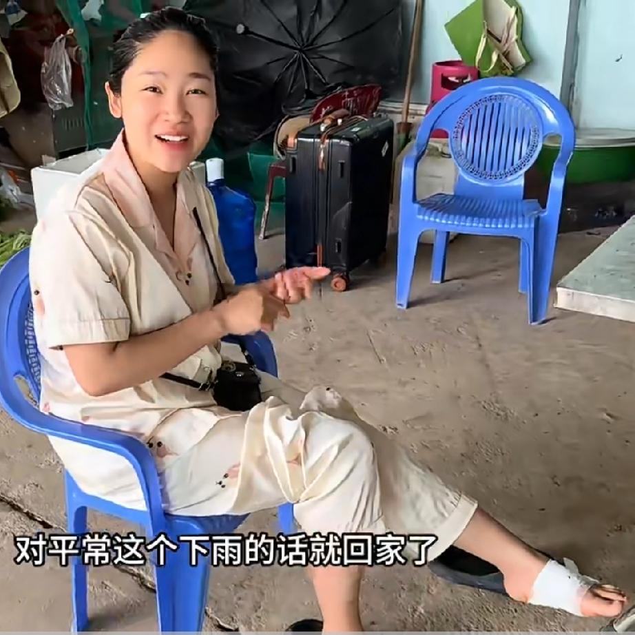 小松和秋秋在越南省城安沛建民宿。在工地干活的大师傅朋友来了，大师傅在工作时间带着