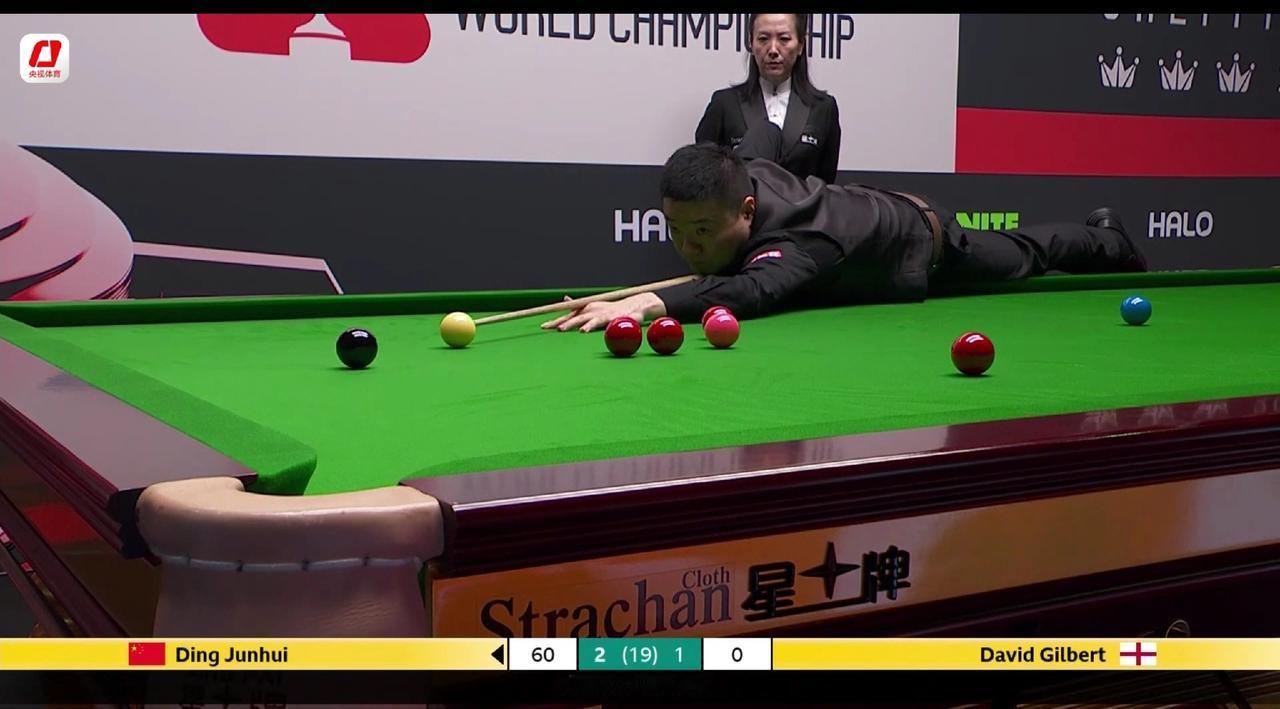 没想到，执法丁俊晖首场世锦赛的主裁判居然是我们中国人，气质优雅，举止沉稳，这或许