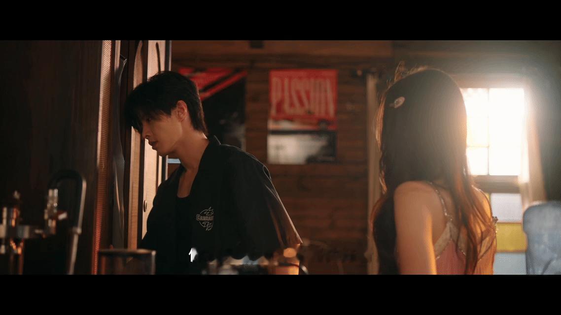 内娱居然拍出了这样的克制吻 克制吻这块还得是《双轨》啊！暮暮叫哥哥帮忙挑衣服，靳