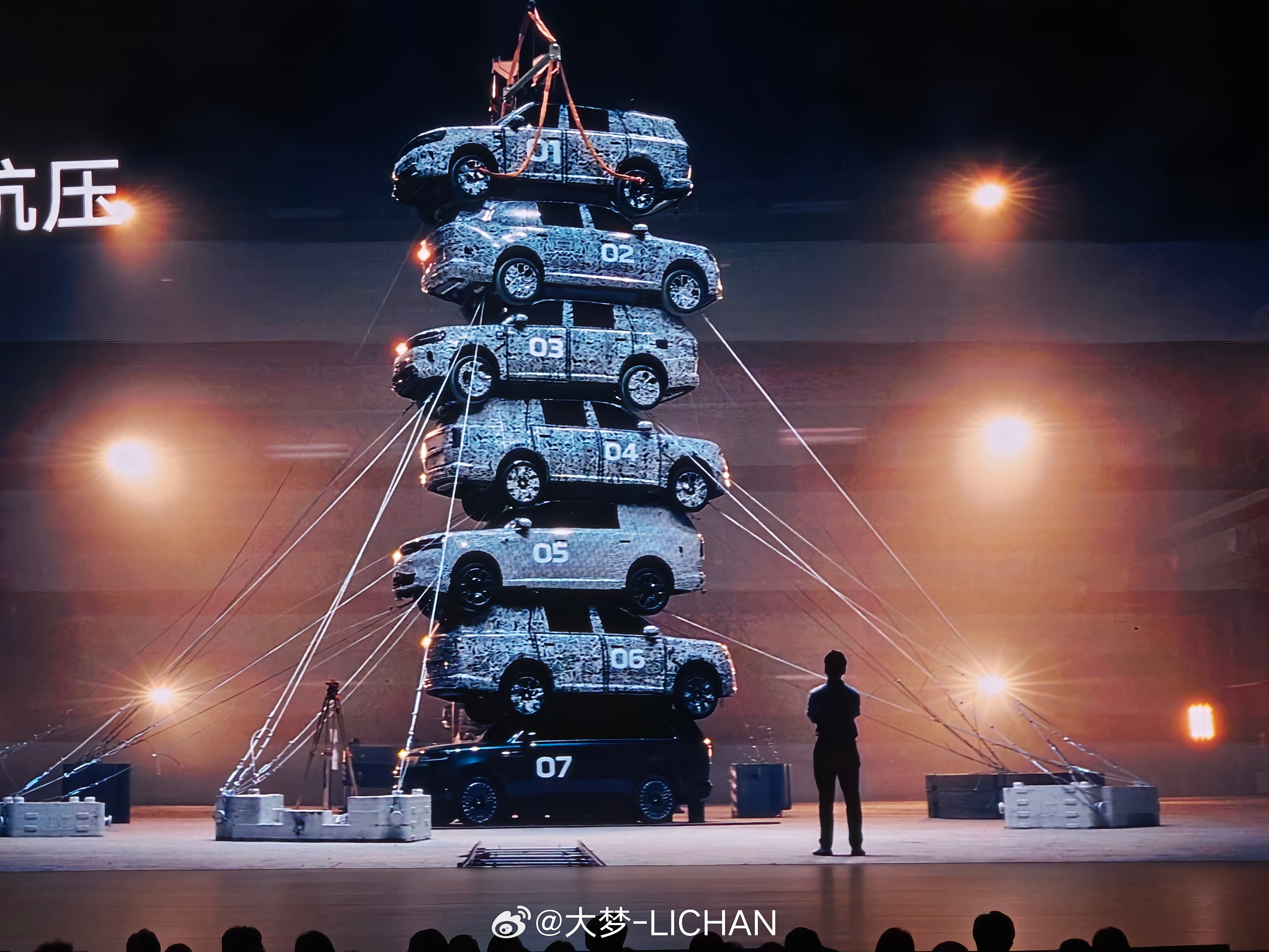 在小米汽车干高管是真不容易啊！[捂嘴哭]这车身刚度太牛批了，N90上面居然能玩叠