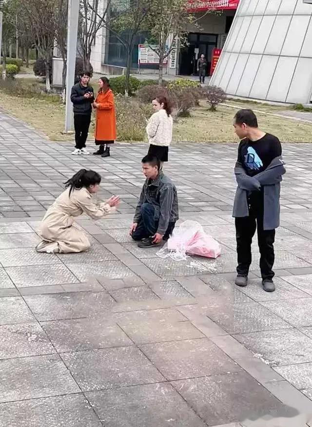 温州，夜店的嘈杂环境里，几个女人和一个男人在喝酒。其中一个男的打扮的女人让他陪她