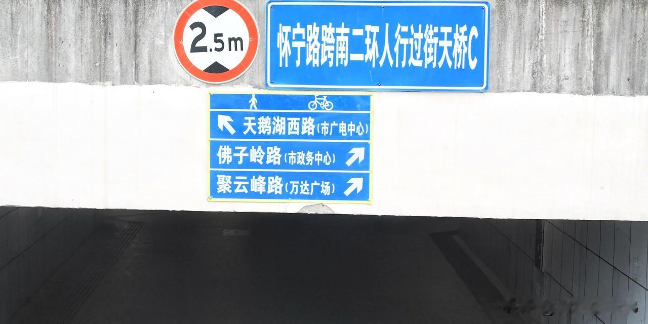原先通道岔口繁多，路标模糊，经常有人走错路、掉头逆行，人车混杂容易堵在路上。
改
