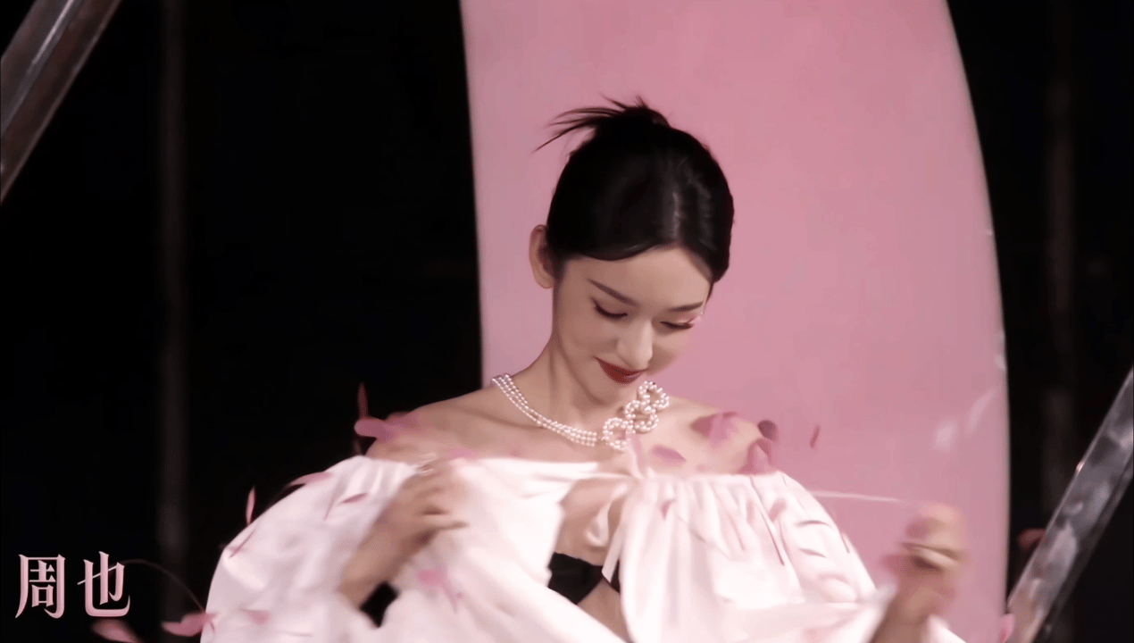 周也第二套裙子是第一套变的，好看多了 ​​​