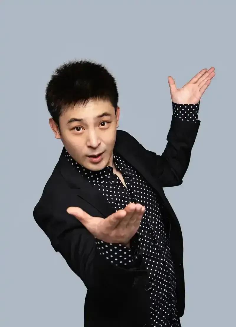 孙涛四岁的时候头一次登台演出，就得到了观众热烈的掌声，这掌声把他吓的在台上哇哇大