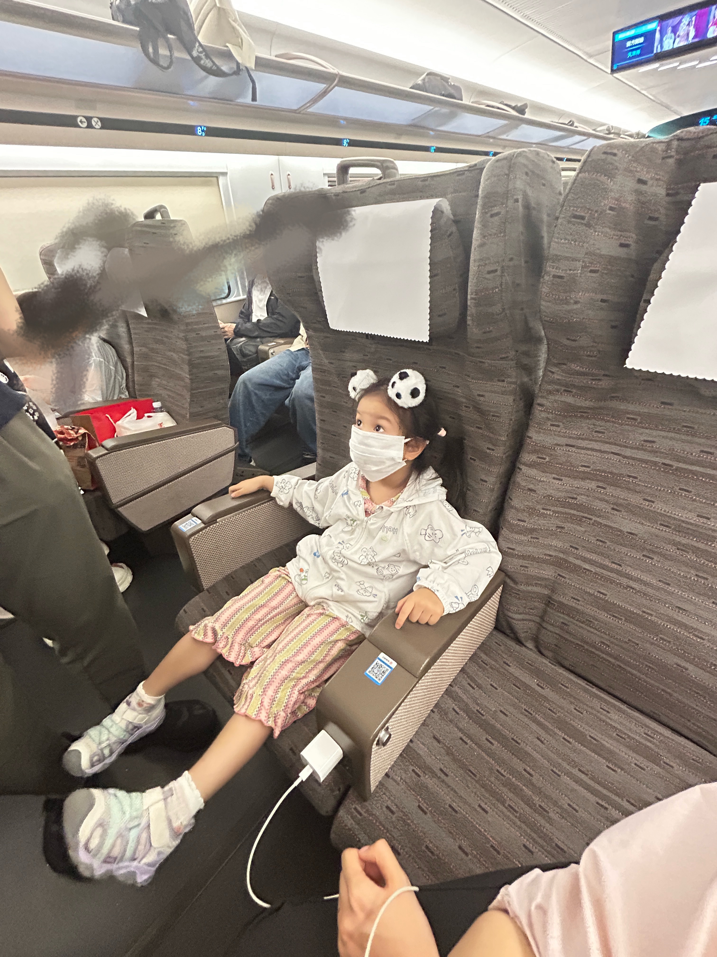 Clara一上飞机高铁就会睡觉，为母很欣慰 北京·北京南站