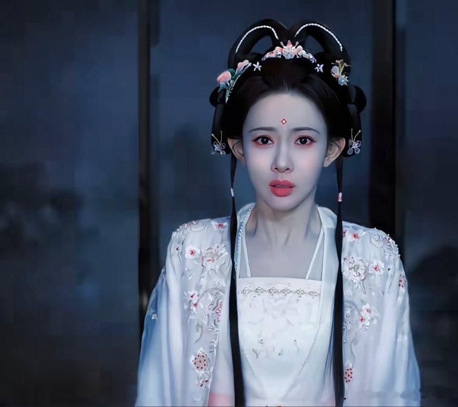 孟姐这个妆真的太出戏了，她就不能改一下么永远厚厚的大红唇。尚公主开头这一幕 ​​