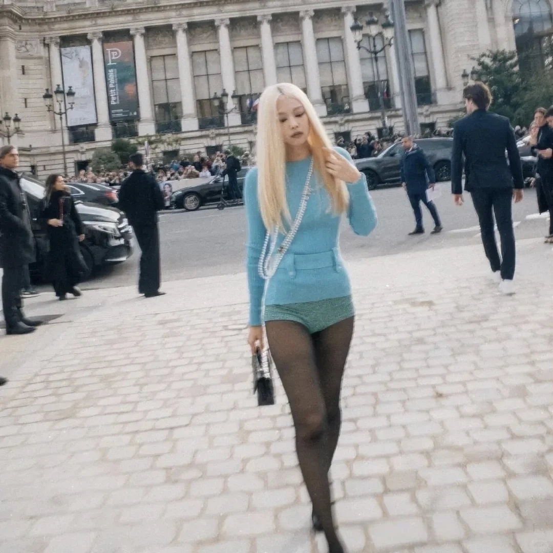 Blackpink成员Jennie以金色头发亮相