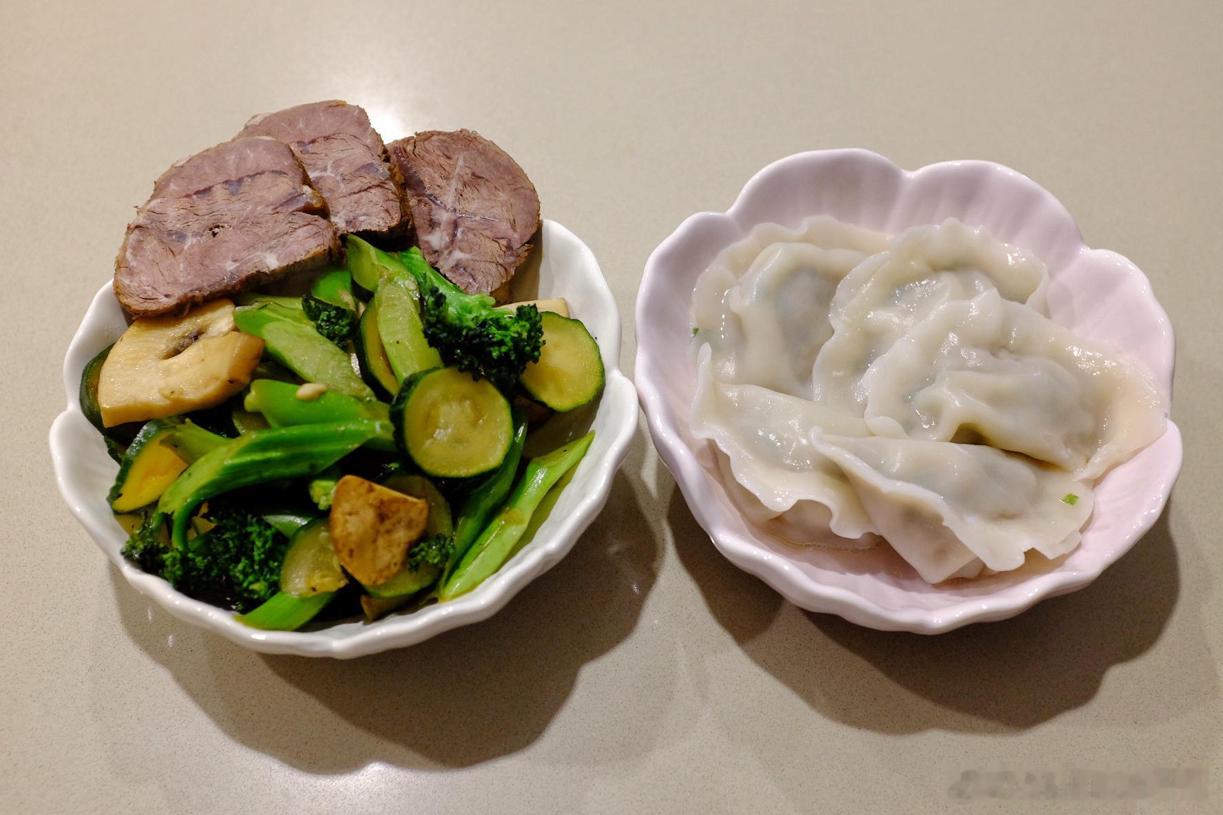 晚饭还是吃的饺子🥟，炒了个蔬菜🥦🍄，感觉体重一直在增加⤴️虽然我觉得自己吃