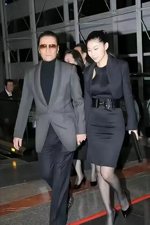 1985年，谢贤欠下了1600万赌债，被逼债，走投无路，妻子狄波拉经谢贤同意后，