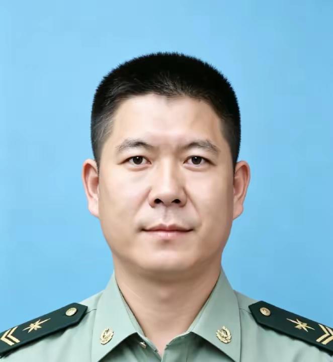 战车海上失控，三次拖救失败，眼看就要沉入海底。四级军士长谭斌跳海登车，在毒烟和高