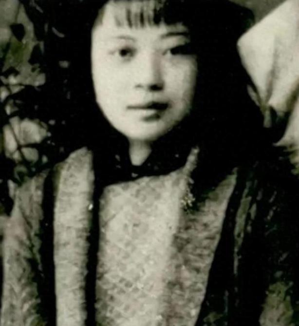 1945年，丧尽天良的 日本 士兵轮番侵犯、侮辱黄美英，黄美英筋疲力竭、伤痕遍布