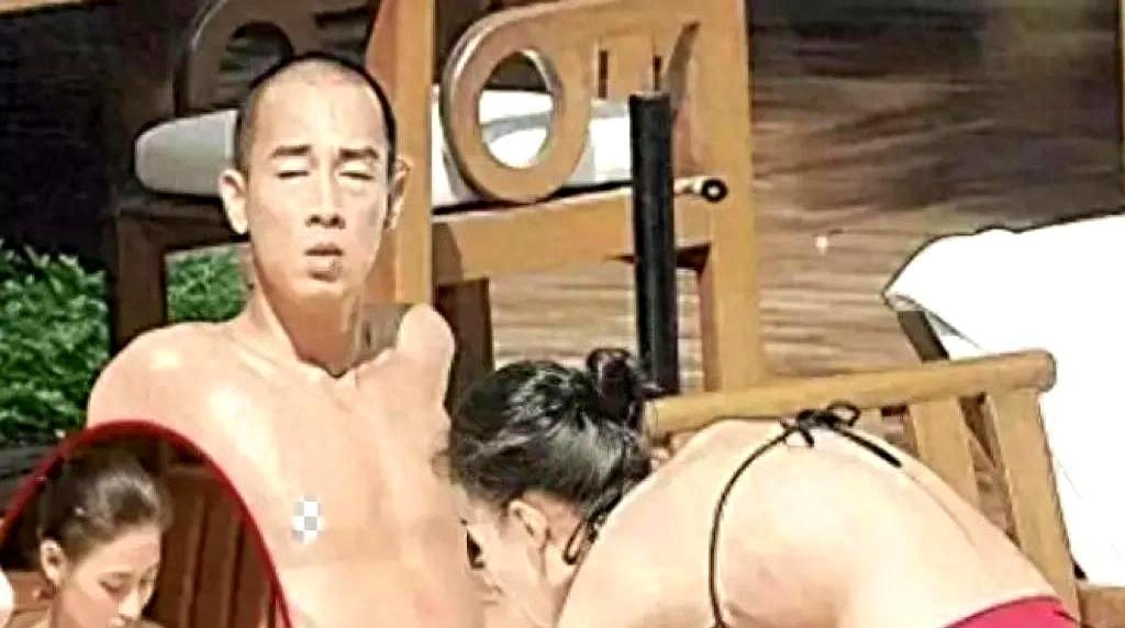 2003年，泰国泳池边，张柏芝比基尼一趴，陈小春后背一涂，照片炸港媒：绯闻坐实。