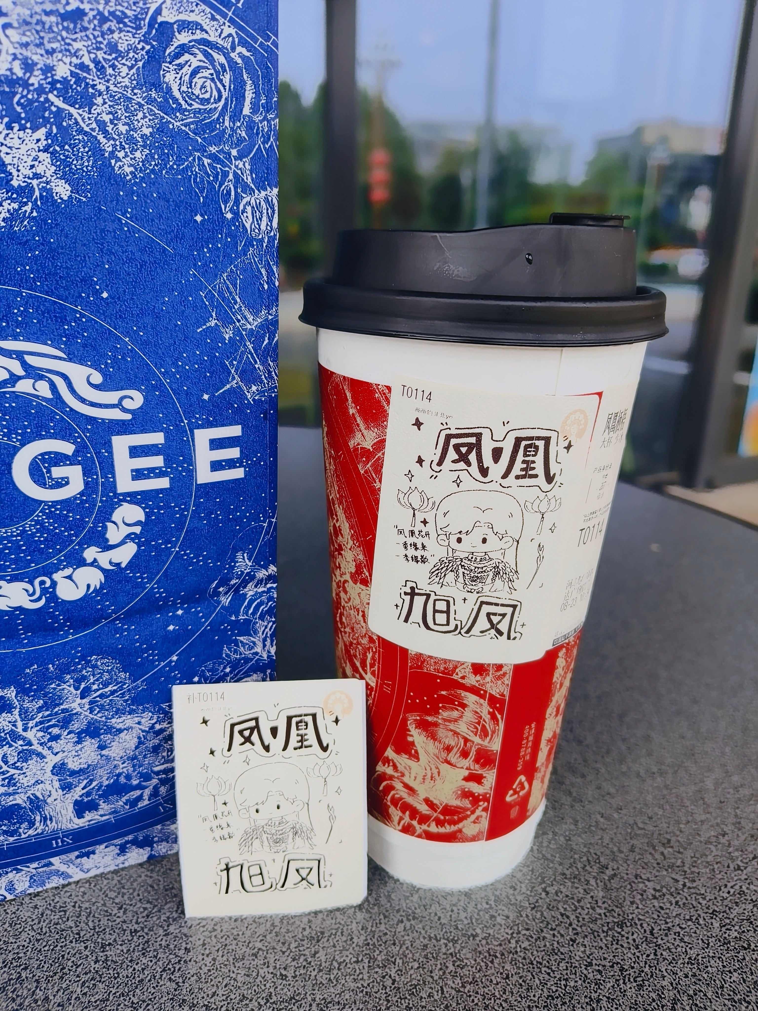 邓伦 凤凰栖梧必须安排上，霸王茶姬真的很会，粉色杯子没有了，不过红色跟凤凰也蛮搭