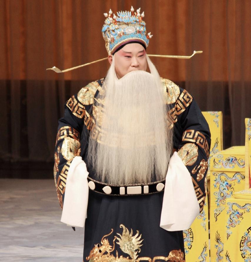 他们不可能照着戏文原原本本地唱《群英会》《甘露寺》《白门楼》等传统唱法，这种演出