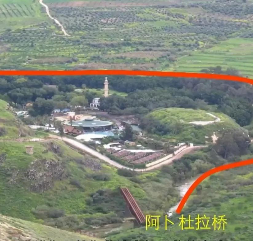 图中的红线是一段公路，以色列非法占领戈兰高地后，发现这个阿卜杜拉村有温泉，于是，