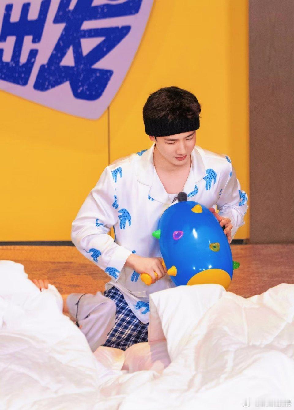 白敬亭[超话]  怪不得小白参加现在就出发呢  贴合主题啊 穿着睡衣就走了[go